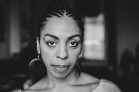 Lisette Lombé, slameuse, poétesse, écrivaine et artiste pluridisciplinaire belge